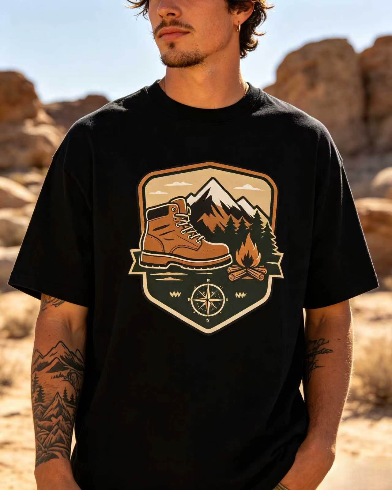 Outdoor Adventure Hiking - ユニセックスアウトドアハイキングブーツマウンテンキャンプファイヤーコンパスバッジグラフィックTシャツ男性女性アドベンチャーヴィンテージオーバーサイズコットンTシャツ
