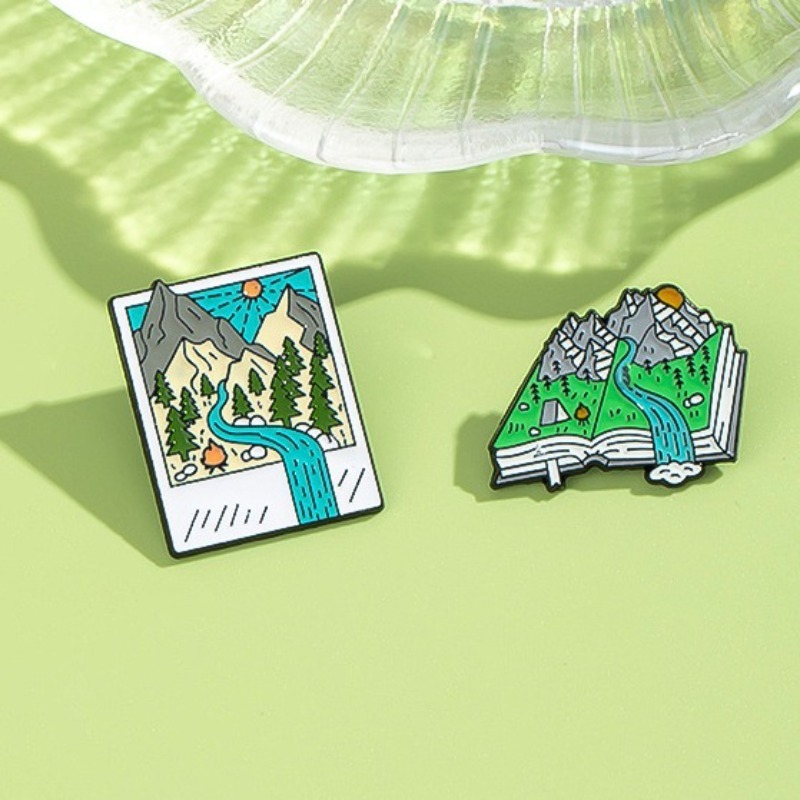 Outdoor Adventure Books - 冒険をテーマにしたエナメルピン：山の小川をイメージしたブック型デザイン、アウトドア愛好家へのギフト、ジュエリーアクセサリーに最適