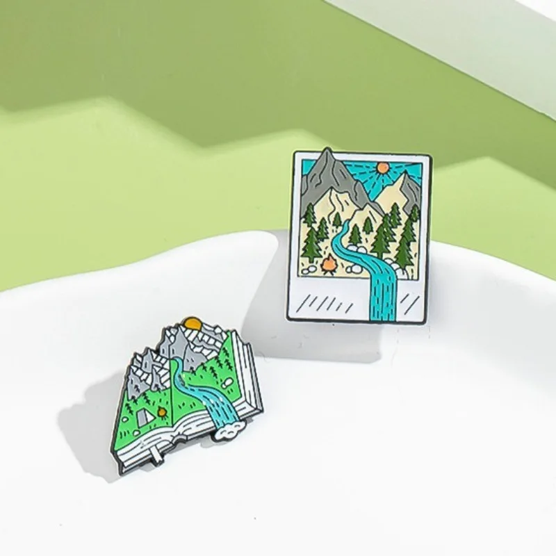 冒険をテーマにしたエナメルピン：山の小川をイメージしたブック - Outdoor Adventure Books のレビューと価格