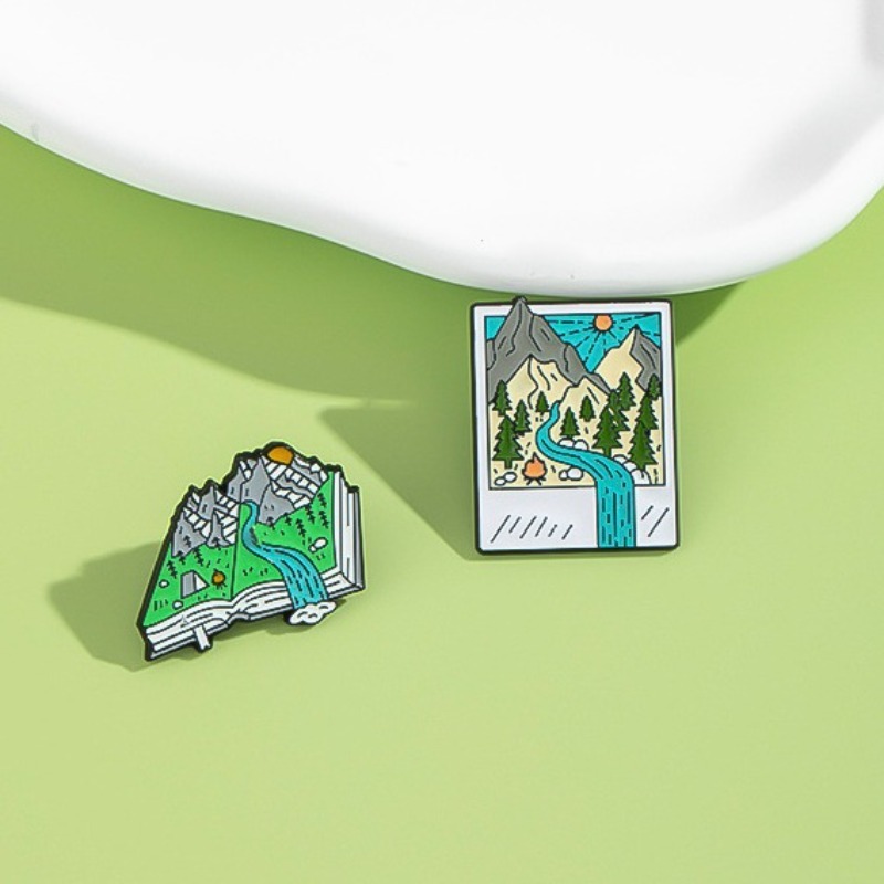 冒険をテーマにしたエナメルピン：山の小川をイメージしたブック - Outdoor Adventure Books のレビューと価格