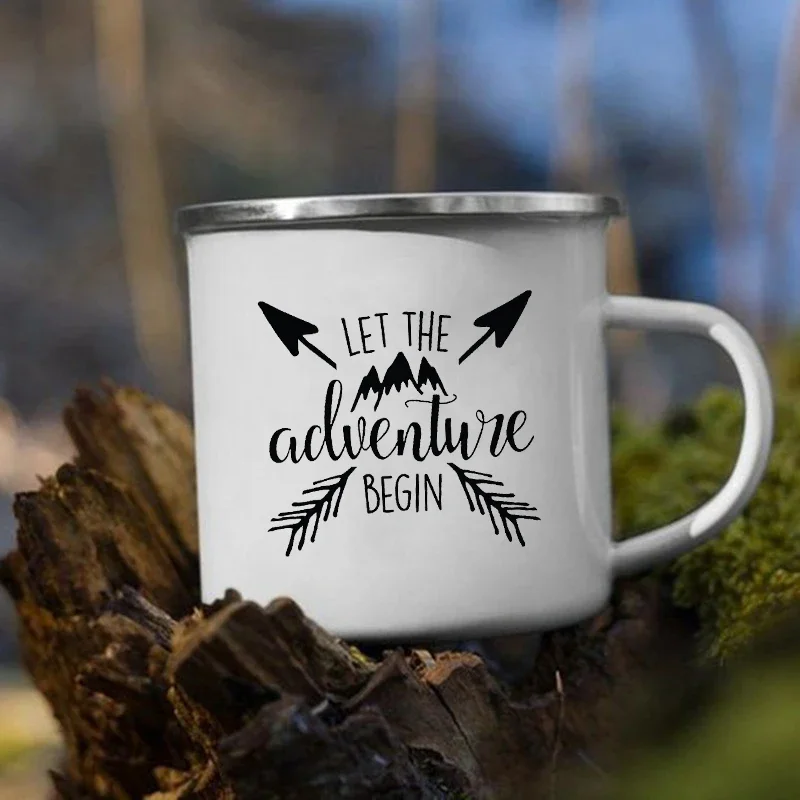 幸せなキャンピングカーのエナメルコーヒーマグ、キャンプカップ - Outdoor Adventure Day のレビューと価格